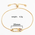 Dettaglio del bracciale regolabile in oro con ciondolo a spilla di sicurezza in zirconi - Stile Spilla di Sicurezza 1