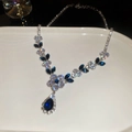 Détail du collier fleur avec zircons marquise et pierre bleue en forme de poire polie - Collier-Argent-Bleu-Goutte d'eau