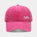 Nahaufnahme der mimi Stickerei auf der gewaschenen Baumwollkappe in leuchtendem Magenta - Verstellbar / Rosarot