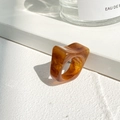 Gedetailleerd beeld van een vierkante amberkleurige harsring op een wit display - Amber Bruin Schildpadpatroon (5305106)