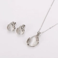 Detalle del conjunto de joyas en plata con piedras de ojo de gato blanco y cristales - Collar + Pendientes Juego / Color Acero (Piedra de Ojo de Gato Blanca)