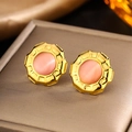 Vista macro di orecchini tondi placcati oro 18K con pietra rosa occhio di gatto retrò - Oro Pietra Occhio di Gatto Rosa