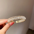 Brazalete dorado de tres capas con circonitas brillantes y cuentas facetadas - Estilo de Cristal de una Sola Fila