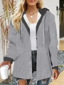 Dettaglio della giacca grigia a quadri con cappuccio che mostra il taglio casual da donna - Modello 10 (Grigio)