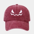 Gros plan sur la broderie visage de monstre d'une casquette de baseball bordeaux délavé - Réglable / Bordeaux