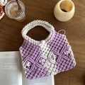 Détail du sac en coton tissé main au motif mosaïque violet et blanc sur table en bois - Violet