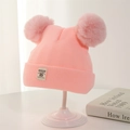 Rosa Strickmütze für Babys mit zwei Kunstfellbommeln und dezentem Stoffetikett - 3-24 Monate (45-50CM) / Rosa