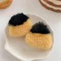 Paire de pinces à cheveux en peluche noir et jaune sur un plateau en coquillage - Oreilles pointues jaunes (1 paire)