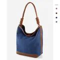 Dunkelblaue Denim-Beuteltasche mit braunem Lederbesatz und geknotetem Schultergurt - Blau