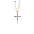 Vista macro della collana con ciondolo a croce dorata con piccoli strass chiari brillanti - Set Collana a Croce Oro 18K