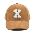 Nahaufnahme einer braunen Cord-Basecap mit einem weißen Chenille-Buchstaben-X-Patch - X-Buchstaben Aufnäher (Braun)