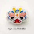 Dettaglio della spilla in peluche leone ricamata con altezza 5,5 cm e larghezza 6,5 cm - Originale (Apertura posteriore) / Bianco