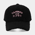 Primer plano del bordado rosa en una gorra de béisbol negra de forro polar sherpa - Ajustable / Negro