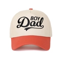 Nahaufnahme der BOY Dad Stickerei und Nähte an der zweifarbigen Baseballkappe - Verstellbar / Creme/Orangerot