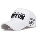 Berretto da baseball bianco invecchiato con ricamo Boston e dettaglio tesa sfrangiata - Bianco