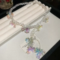 Dettaglio collana floreale con nappe e perle di cristallo cangianti su espositore - Set Collana e Orecchini-Bianco (HN8531 HE26026)