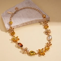 Détail du collier fleur bohème doré avec cristaux multicolores et fermoir mousqueton - Collier-Jaune