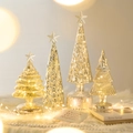 Set di 4 alberi di Natale in vetro champagne con luci LED su base in ecopelliccia - Set A 4 Pezzi
