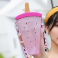 Roze plastic waterfles in de vorm van een aardbei met schouderriem en rietje - 320ml / Paars Drakenfruit