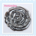 Macro detail of a premium silver grey rose-shaped resin charm for DIY craft decoration - 100 g / Premium Grey