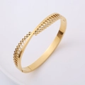 Dettaglio del bracciale geometrico dorato a triangolo con pietre di zircone lucido - Oro
