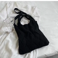 Nahaufnahme der schwarzen Zopfmuster-Textur und Trägerdetails der Woll-Tote-Bag - Schwarz (163)