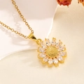 Collier élégant tournesol doré avec zircons blancs sur un fond de tissu minimaliste - Collier Tournesol Doré avec Zircone (T024)