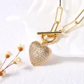 Collana con ciondolo a cuore dorato con zirconi cubici e catena a graffetta con chiusura a T - Stile B Intarsiato a Cuore