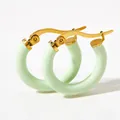 Pendientes de aro en esmalte verde menta con acabado dorado pulido y cierre seguro - Verde Menta (KDE810)
