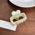 Pinza per capelli quadrata in acetato con cuore in marmo verde e base in metallo dorato - Clip Quadrata a Cuore Verde-6cm
