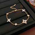 Detail van een vergulde bloemarmband met zirkonia bloemblaadjes en verstelbare sluiting - Goud