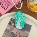 Detalle de una pinza para el pelo en forma de col de acetato con texturas de mármol verde y blanco - Repollo