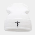 Dettaglio del ricamo croce faith su berretto in maglia a coste bianco invernale - Bianco