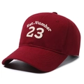 Weinrote Baseballkappe aus Baumwolltwill mit weißer 3D-Stickerei Est. Number 23 - Verstellbar / Burgunderrot