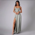 Robe longue élégante en satin gris argenté dos nu avec fente haute et coupe cintrée - S / Gris