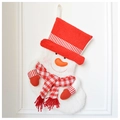 Detalle de calcetín navideño de muñeco de nieve con gorro de rayas y bufanda roja - Estilo de Felpa - Muñeco de Nieve