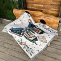 Detail einer Boho-Decke mit Schmetterlingsmuster und Fransen auf Holzbank - Boho Schmetterling / 160*130CM