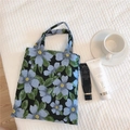 Détails du jacquard floral bleu sur le sac à main en coton noir avec des feuilles - Noir Avec Fleurs Bleues