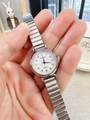 Primo piano di un orologio al quarzo da donna argento con indici in strass e quadrante bianco - Cinturino Argento Quadrante Bianco (62828)