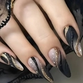 Unghie finte a mandorla sfumate bianco e nero con linee di sabbia dorata glitter e stelle - Stile Stella Sfumata Bianco e Nero con Glitter Oro (AW269)
