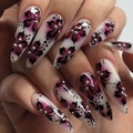 Lange Stiletto-Kunstnägel mit lila Gradienten-Blumenmustern und silbernen Perlenverzierungen - Blumen Schmetterling Handbemalter Stil (JP4111)