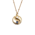 Collana con pendente Bagua placcata in oro con pietre di zircone blu e bianche su sfondo bianco - Tai Chi Yin Yang / Oro-Zircone Blu Bianco