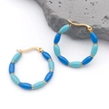 Détail de boucles d'oreilles créoles dorées en bambou avec émail bleu et turquoise - 31x31MM / Bleu