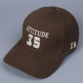 Ricamo dettagliato di lettere bianche su un cappellino da baseball in cotone marrone scuro - M (56-58cm) / caffè