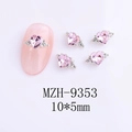 Vue détaillée d'un bijou à ongles cœur rose 10x5mm avec cristaux latéraux - Base Argentée Strass Rose (9353)