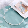 Eleganter Haarreif mit weißen Kunstperlen und zarten Harzrosen auf gewellter Basis - Weiße Rose Perle