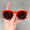 Retro Kinder Sonnenbrille mit orangem Halbrahmen, schwarzen Gläsern und Silbergestell - Orange