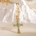 Dettaglio del ciondolo a croce in oro 18K con smalto azzurro e zirconi bianchi lucidi - Smalto Blu Chiaro (24407) / Blu