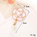 Détail macro du pendentif perle camélia avec dimensions de 3.5cm de large et 6cm de long - Pendentif Fleur En Émail Blanc