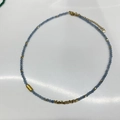 Détail du collier de perles bleu-gris avec entretoises dorées et fermoir mousqueton - Or-Bleu